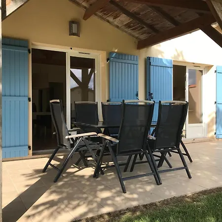 In Parthenay With Private Garden Nyaraló *