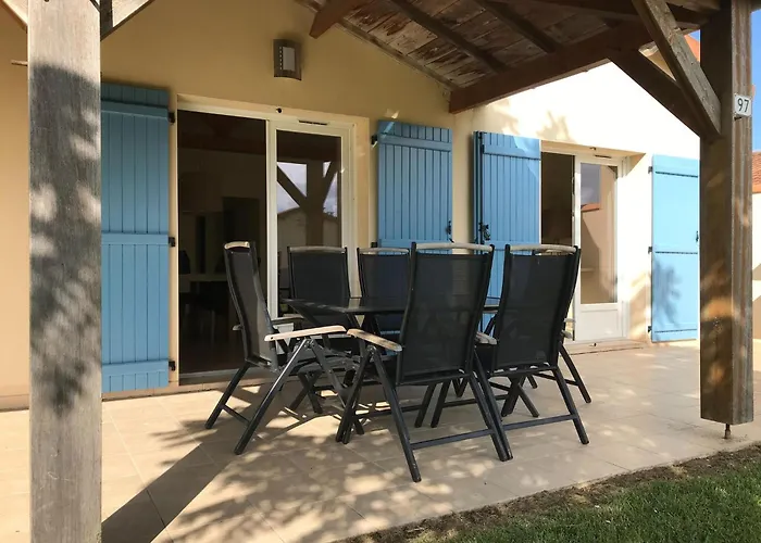 In Parthenay With Private Garden بيت للعطل *